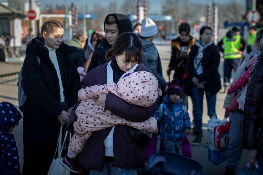 Une mère ukrainienne réconforte son enfant.