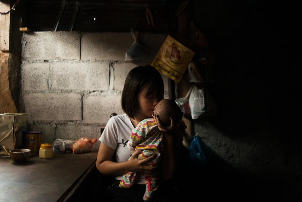 Une jeune mère avec son enfant.