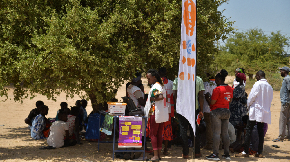 Un groupe de personne reçoit un soutien à la planification familiale.