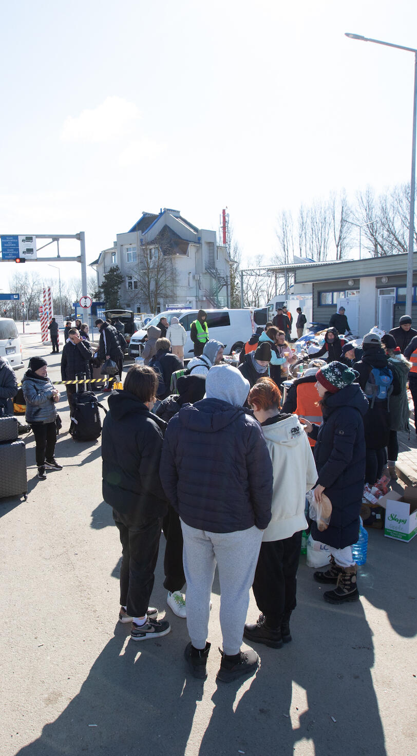 Une foule de personnes est rassemblée.