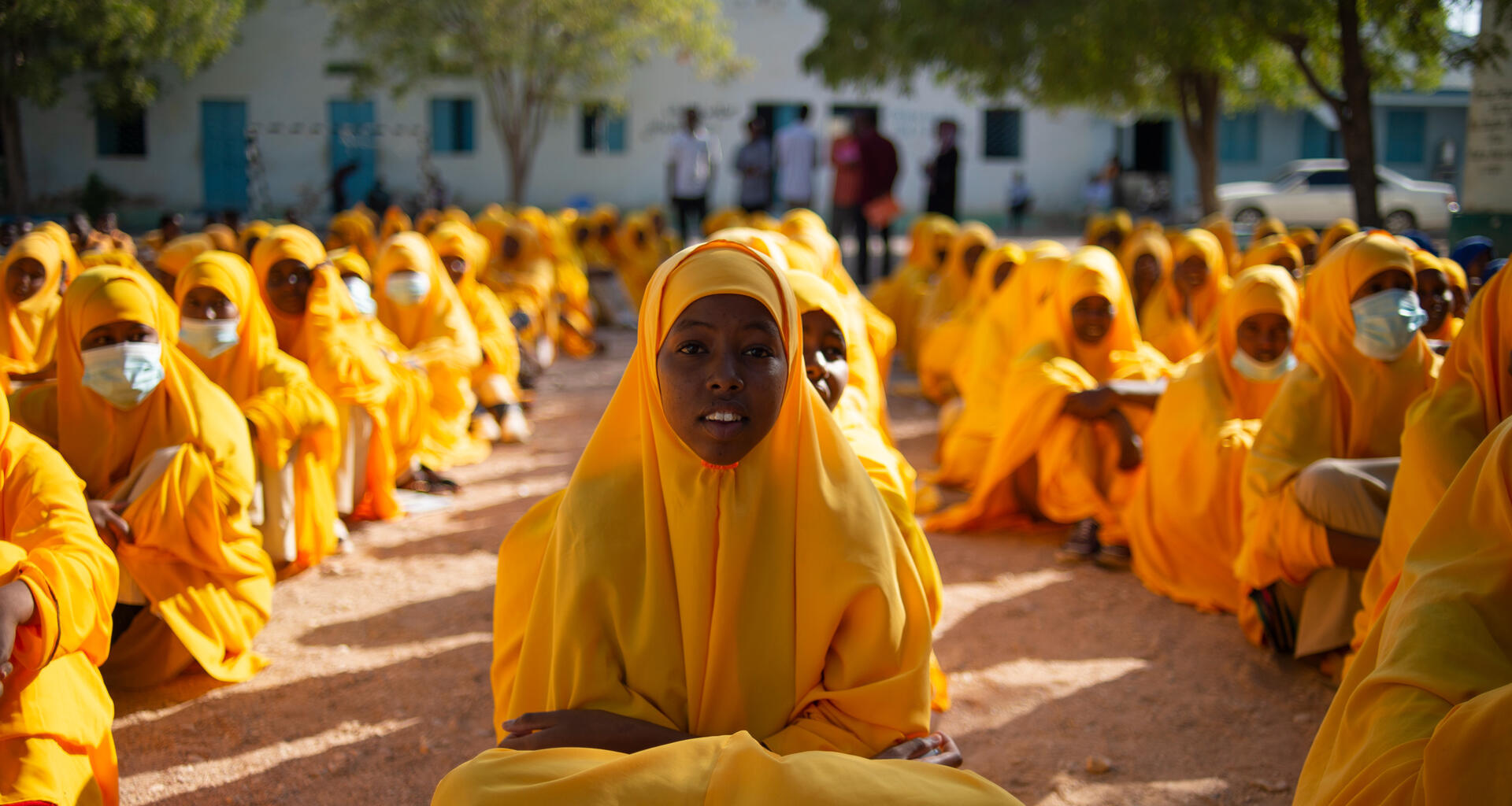 Un groupe de filles est assis par terre.